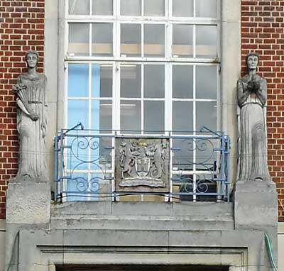 The statues and coat of arms over the County Hall doorway