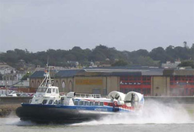 AP1-88 Hovercraft leaving Ryde