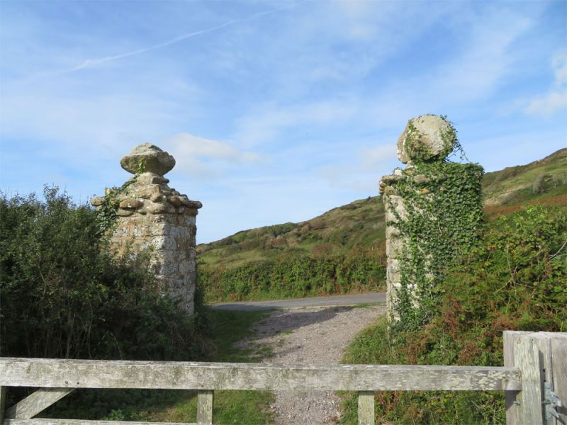 File:Windcliff-gate-pillars-nito.jpg